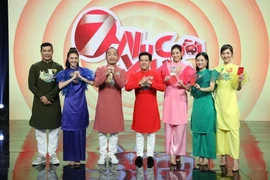 Dàn sao 7 Nụ háo hức nhận tiền lì xì từ Trường Giang