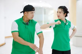 Thúy Ngân vừa nướng bánh, pha trà sữa vừa squat và cái kết
