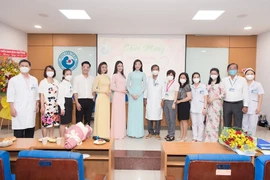 Tốp 3 Hoa hậu Việt Nam tặng quà 20-10 cho tuyến đầu chống dịch