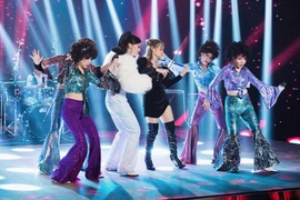 Á hậu Kiều Loan mạo hiểm live band tại chung kết The Heroes