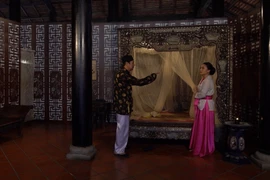 Bà Mót hóa điên vì không trả được thù, bị Nguyễn thượng thư giam lỏng trong nhà