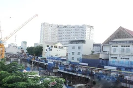 Bùng nổ cao ốc, hạ tầng hụt hơi