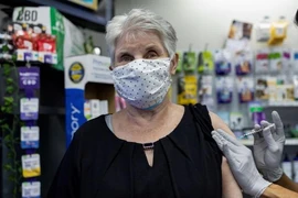 Một phụ nữ được tiêm vaccine Pfizer-BioNTech liều tăng cường tại bang Pennsylvania, Mỹ, ngày 14-8. Ảnh: REUTERS