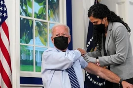 Tổng thống Mỹ Joe Biden tiêm vaccine liều tăng cường. Ảnh: REUTERS