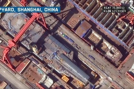 Hình ảnh vệ tinh chụp ngày 23-10 cho thấy quá trình đóng tàu sân bay Type 003 tại nhà máy đóng tàu Giang Nam. Ảnh: CSIS/MAXAR