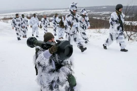 Lính Ukraine huấn luyện với vũ khí Anh vừa chuyển giao. Ảnh: REUTERS