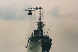 Trực thăng CH-148 Cyclone, máy bay tuần tra hàng hải CP-140 Aurora, tàu HMCS Winnipeg (Canada) tham gia Chiến dịch NEON tại khu vực châu Á-Thái Bình Dương hồi tháng 11-2020. Ảnh: MARPAC