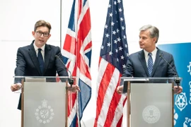 Giám đốc MI5 – ông Ken McCallum (trái) và Giám đốc FBI - ông Christopher Wray. Ảnh: DPA