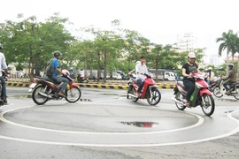 Mất bàn tay trái được lái xe máy không?