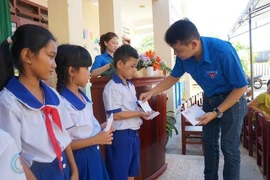 Báo Pháp Luật TP.HCM trao 70 suất học bổng cho HS Quảng Ngãi