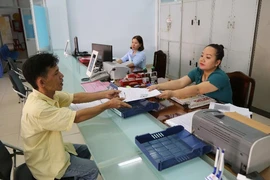 Cán bộ phường 4 (quận Tân Bình, TP.HCM) làm việc ngoài hành chính để phục vụ người dân. Ảnh: HOÀNG GIANG 