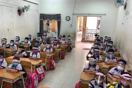 Không cần thiết phải đội nón chống giọt bắn khi ngồi học