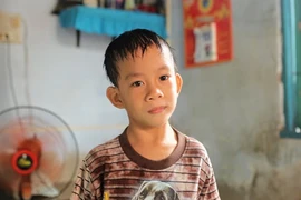 Nhiều tấm lòng giúp đỡ gia đình bé Phi Long