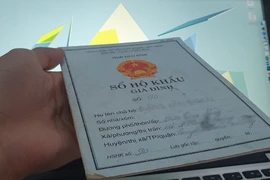 Bán nhà quận 1 sang nơi khác sống, có được giữ hộ khẩu ở nơi cũ? 