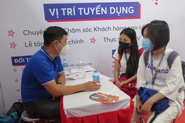 Các ứng viên được tìm hiểu và tham gia phỏng vấn trực tiếp với nhà tuyển dụng. Ảnh: PA