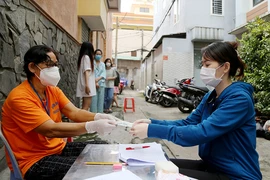 TP.HCM: Đang trao tiền hỗ trợ đợt 3 cho người dân khó khăn