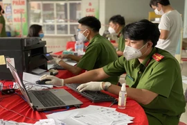 Ảnh: Người dân đi làm CCCD trở lại sau khi TP.HCM nới lỏng giãn cách