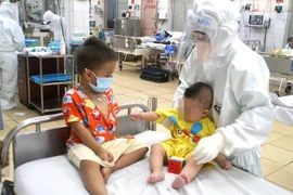 Hai bệnh nhi nhỏ tuổi mắc COVID-19 điều trị tại BV điều trị COVID-19 Trưng Vương. Ảnh: HL