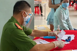 Một trong những lợi ích khi đi làm thẻ CCCD trước 30-6-2022 là sẽ được giảm 50% lệ phí. Ảnh: HỮU ĐĂNG 