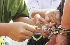 Bắt tạm giam một trung uý công an để điều tra về tội dùng nhục hình