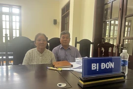Tạm ngừng phiên tòa, triệu tập nguyên công chức xã để làm chứng về nguồn gốc đất