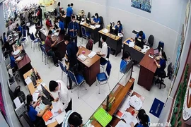 Người dân ký giấy tờ trước mặt công chứng viên: Phải chụp ảnh thế nào cho đúng?