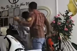 Trách nhiệm pháp lý trong vụ chồng đánh vợ dã man khi đang bồng con ở Long An