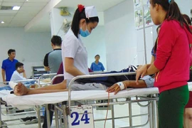 Khóc cười trong phòng cấp cứu: Bạn bè gặp nhau tại BV!