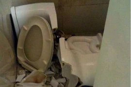 Mông bị cắt sâu do ngồi xổm làm sập bồn cầu