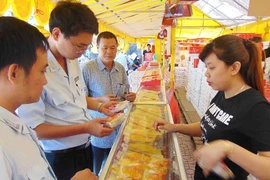 Truy tìm bánh Trung thu 2.000 đồng của Trung Quốc
