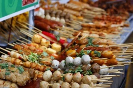 Bé trai bị que cá viên chiên đâm xuyên hốc mắt