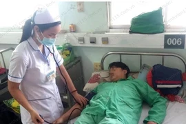 Diễn viên xiếc biểu diễn nuốt kiếm bị rách dạ dày