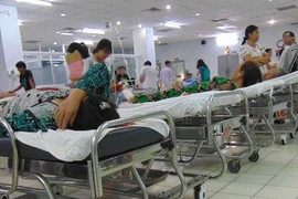 Ông già, bà cả 'rủ' nhau vô bệnh viện ngày đầu năm