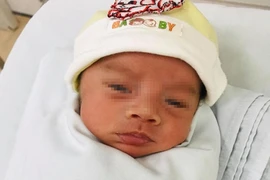 Bé trai bị bỏ rơi đã được người nhà đón về