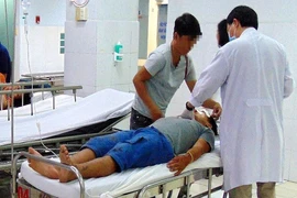 Tông xe, chọi gạch bể đầu vì rượu bia