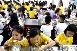 Hơn 20 học sinh tiểu học nhập viện sau bữa ăn xế tại trường