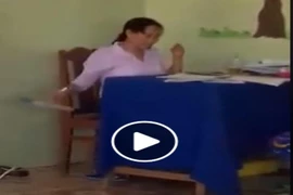 Cô giáo quăng vở học sinh xuống đất sau chấm điểm