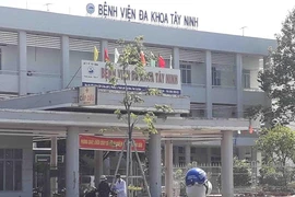 Đang ngồi trên lề đường, bị ô tô lao lên đè vỡ gan