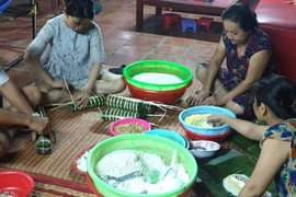 Có một nhà ở Hóc Môn giữ tập tục gói bánh tét cúng ông bà