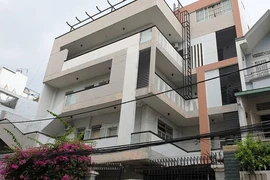 Sức khỏe cha con bị rơi thang máy ổn định