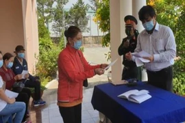 Xét nghiệm COVID-19 với người ở lô A1 chung cư Hòa Bình