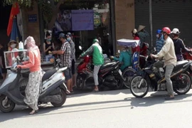 Trao quà, phát cơm từ thiện nên báo trước với địa phương