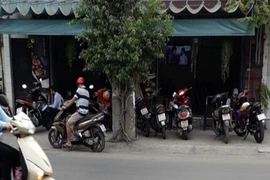 TP.HCM: Giữa mùa dịch COVID-19 đi mua đất, bị phạt tiền