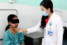 Mặt mũi banh chành vì thoa kem lột da mua trên mạng 