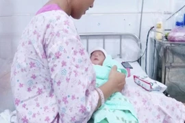 Xe cấp cứu 2 bánh vô hẻm sâu hỗ trợ sản phụ sinh con