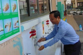 Đừng xem hành động khử khuẩn sau bắt tay là bất lịch sự