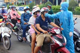TP.HCM: Vui vẻ đo thân nhiệt khi qua chốt cầu Phú Long