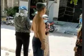 Quận 12: Nhắc nhở người đàn ông không mang khẩu trang làm việc với nhóm từ thiện