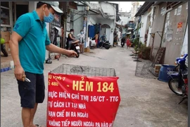 TP.HCM: Người dân quận 12 tự cách ly chống dịch COVID-19