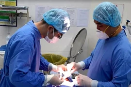 Vùng má bị áp xe nặng sau khi tiêm chất làm đầy